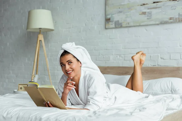 Attraente Donna Asciugamano Accappatoio Tenuta Libro Mattino — Foto Stock