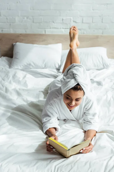 Aantrekkelijke Vrouw Handdoek Badjas Lezen Boek Ochtend — Stockfoto