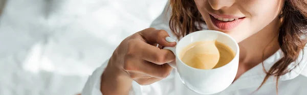 Colpo Panoramico Donna Che Beve Caffè Dalla Tazza Mattino — Foto Stock