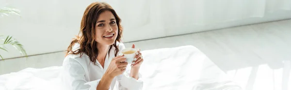 Tiro Panorâmico Mulher Atraente Camisa Branca Sorrindo Segurando Copo Manhã — Fotografia de Stock