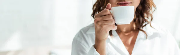 Panoramaaufnahme Einer Frau Mit Einer Tasse Kaffee Morgen — Stockfoto