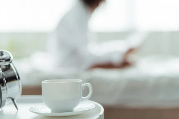 Selektiver Fokus Von Tasse Kaffee Und Untertasse Schlafzimmer Morgen — Stockfoto