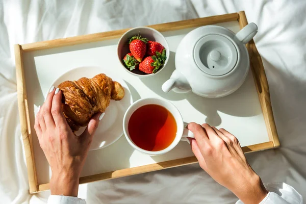 Beskärd Utsikt Över Kvinnan Som Äter Frukost Sängen Morgonen — Stockfoto