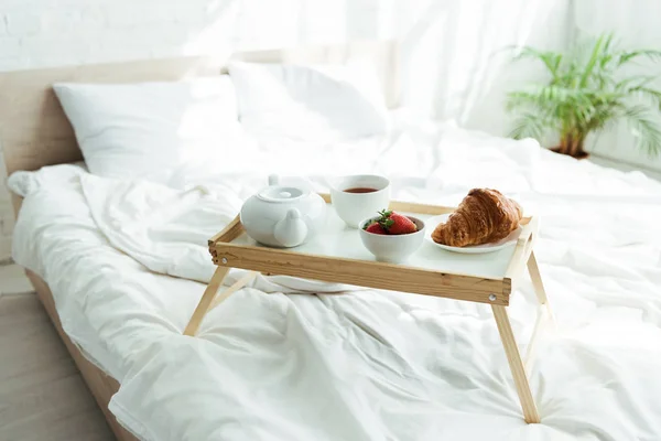 Tálca Teáskanállal Fel Croissant Eper Reggel — Stock Fotó