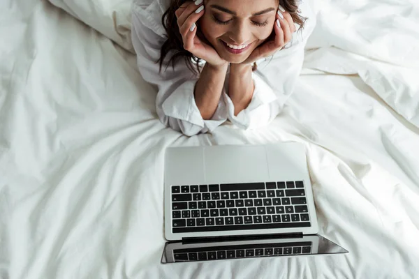 Hochwinkelaufnahme Einer Lächelnden Frau Die Morgens Auf Ihren Laptop Schaut — Stockfoto