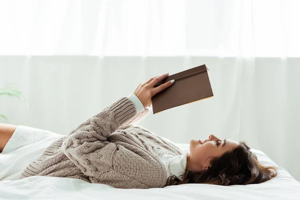 Panoramic Shot Attractive Woman Grey Sweater Reading Book Morning — Stock Photo, Image