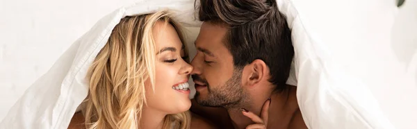 Feliz Tierna Pareja Besar Bajo Las Sábanas Dormir Mañana — Foto de Stock