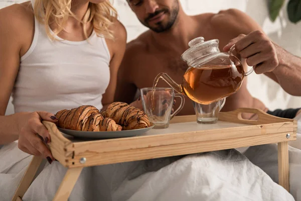 Vue Recadrée Jeune Couple Avec Thé Croissants Sur Plateau Lit — Photo