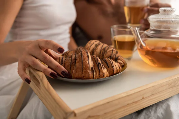 Vista Parcial Casal Ter Croissants Chá Para Café Manhã Cama — Fotografia de Stock