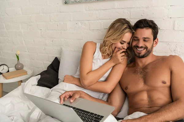 Beautiful Laughing Couple Using Laptop Bed Morning — Φωτογραφία Αρχείου