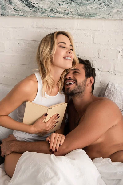 Sonriente Pareja Abrazando Leyendo Libro Juntos Cama Por Mañana — Foto de Stock