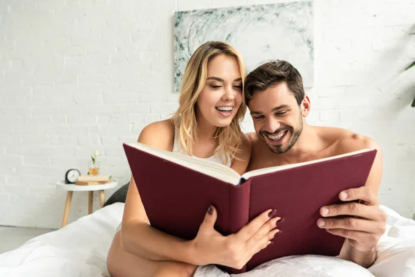 Cheerful Couple Reading Book Together Bed Morning — Stock Photo, Image
