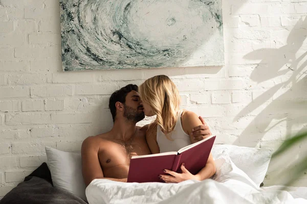 Belo Casal Sensual Beijando Segurando Livro Cama Pela Manhã — Fotografia de Stock