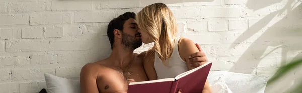 Zartes Paar Küsst Und Hält Buch Morgens Bett — Stockfoto