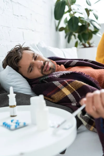 Beteg Ember Fekszik Ágyban Gyógyszerekkel Asztalon Otthon — Stock Fotó