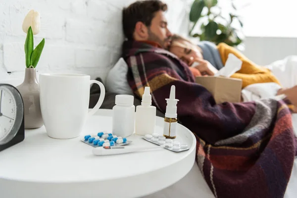 Foyer Sélectif Des Malades Couchés Dans Lit Avec Thermomètre Boisson — Photo