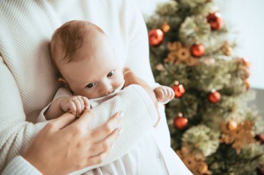 Babamın Noel ağacının yanında tapılası bir bebeği tutarken çekilmiş görüntüsü.