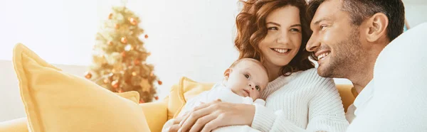 Homem Feliz Olhando Sorrindo Esposa Segurando Bebê Adorável — Fotografia de Stock