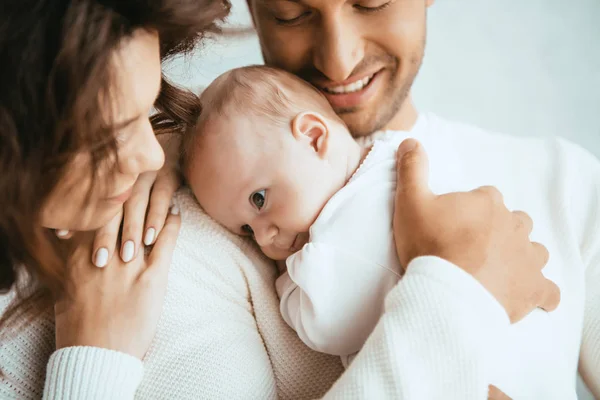 Corte Vista Feliz Homem Segurando Adorável Bebê Perto Sorrindo Esposa — Fotografia de Stock