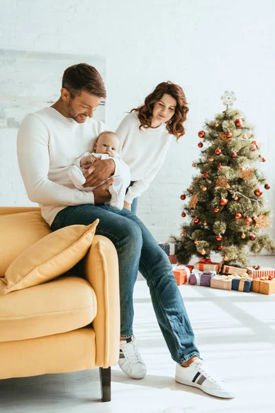 Mujer Feliz Pie Cerca Del Árbol Navidad Mirando Marido Sosteniendo — Foto de Stock