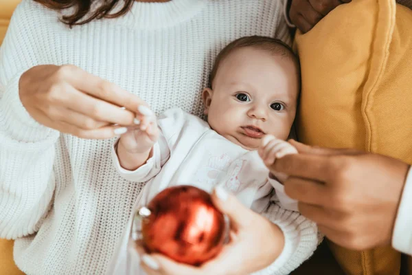 Levágott Kilátás Anya Apa Megérintette Kezét Aranyos Kislány Nézi Karácsonyi — Stock Fotó