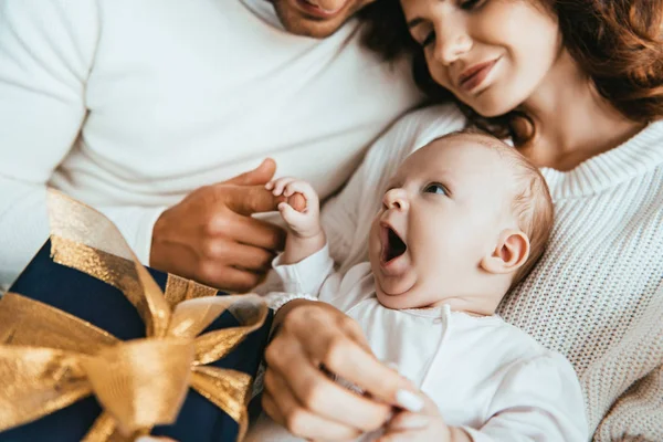 Vista Recortada Los Padres Sosteniendo Adorable Pequeño Bebé Cerca Caja —  Fotos de Stock
