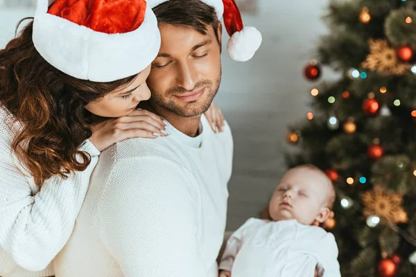Glückliche Frau Blickt Schlafendes Baby Über Die Schulter Ihres Mannes — Stockfoto