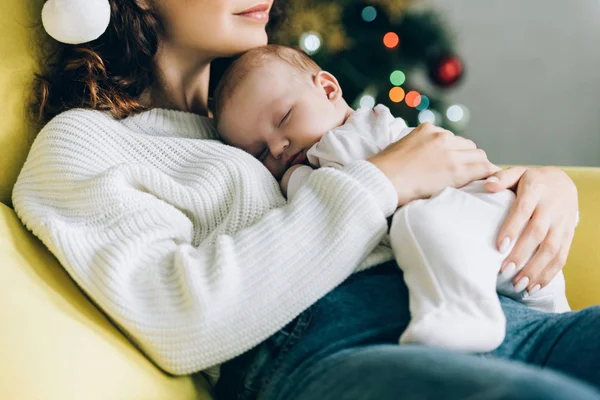 Recortado Vista Joven Madre Sosteniendo Durmiendo Bebé — Foto de Stock