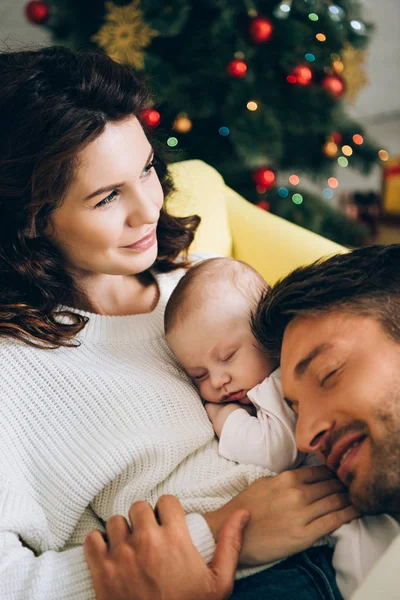 Feliz Padre Apoyado Adorable Bebé Acostado Manos Sonriente Madre —  Fotos de Stock