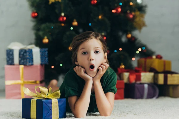 Surprised Child Lying Floor Gift Box Looking Camera — Stock Photo, Image