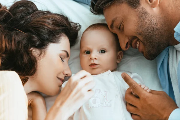 Feliz Madre Padre Acostado Cerca Adorable Bebé Con Los Ojos — Foto de Stock