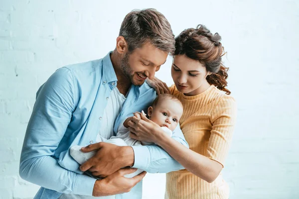 Atractiva Mujer Pie Cerca Feliz Marido Sosteniendo Pequeño Niño — Foto de Stock