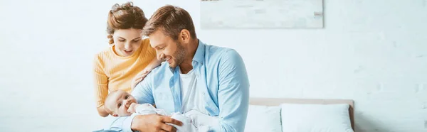 Genitori Felici Sorridenti Mentre Siedono Sul Letto Con Piccola Figlia — Foto Stock