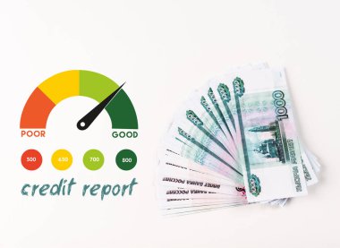 Beyaz arkaplanda Rus parasının üst görünümü ve kredi raporu illüstrasyonları