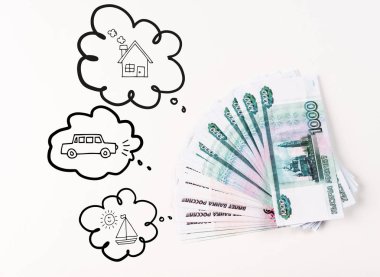 Rus parasının beyaz arka plandaki üst görüntüsü. Düşünce baloncukları, araba, tekne ve ev illüstrasyonları.