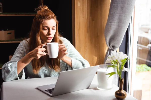 Attractive Redhead Woman Drinking Coffee Using Laptop Cafe — Stock Photo, Image