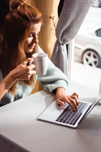 Beautiful Redhead Woman Cup Coffee Using Laptop Cafe — Zdjęcie stockowe