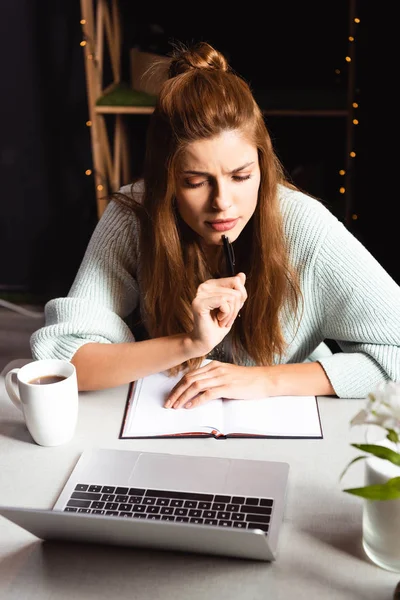 Zamyślona Kobieta Pisanie Notatniku Podczas Oglądania Webinarium Laptopie Kawiarni — Zdjęcie stockowe