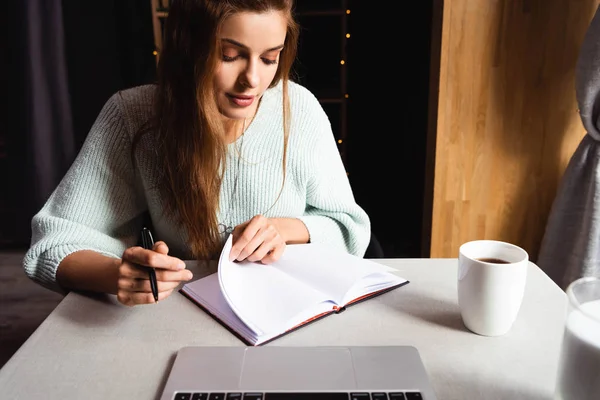 Mulher Bonita Que Trabalha Com Bloco Notas Laptop Café Com — Fotografia de Stock