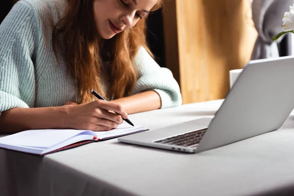 Ruiva Mulher Escrevendo Estudando Online Com Laptop Café — Fotografia de Stock