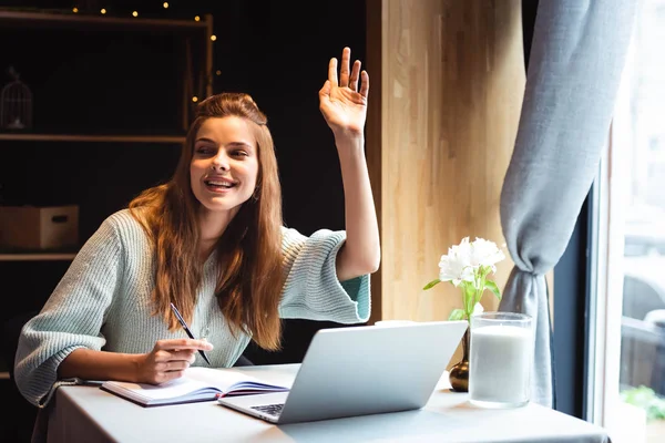 Leende Kvinna Vinka Medan Studerar Online Med Laptop Café — Stockfoto