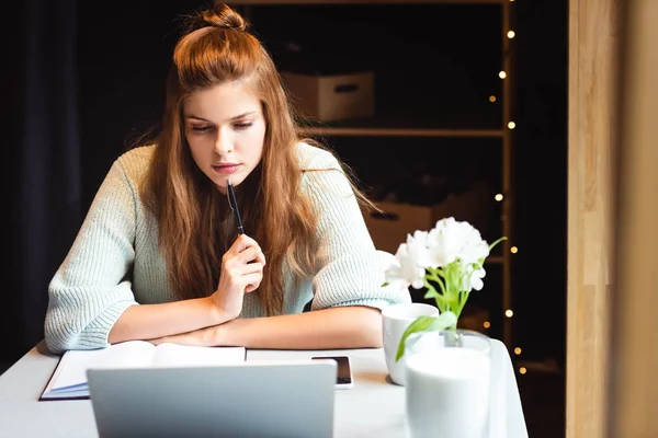 Donna Pensierosa Che Studia Online Con Computer Portatile Nel Caffè — Foto Stock