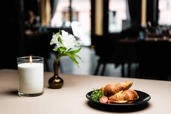 Prato Com Croissants Para Café Manhã Mesa Com Vela Flores — Fotografia de Stock