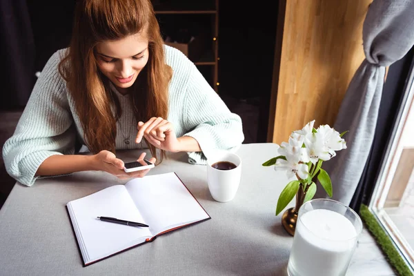Ελκυστική Γυναίκα Που Χρησιμοποιεί Smartphone Στο Καφέ Σημειωματάριο Και Φλιτζάνι — Φωτογραφία Αρχείου