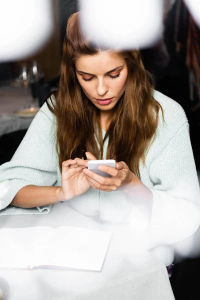 Femme Attrayante Utilisant Smartphone Dans Café Avec Bloc Notes — Photo