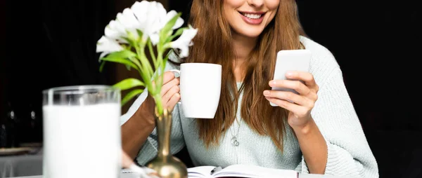 Vista Ritagliata Donna Sorridente Con Tazza Caffè Utilizzando Smartphone Caffè — Foto Stock