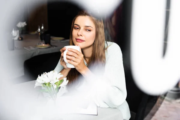 Pozorná Žena Podzimním Oblečení Drží Šálek Kávy Kavárně — Stock fotografie