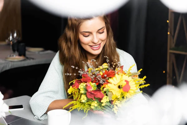 Vrolijke Roodharige Vrouw Met Boeket Van Herfst Bloemen Cafe — Stockfoto