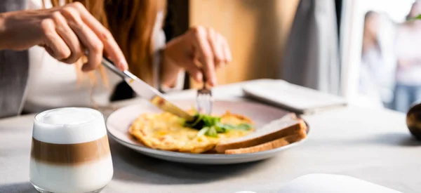 Vista Cortada Menina Com Omelete Vidro Café Para Café Manhã — Fotografia de Stock