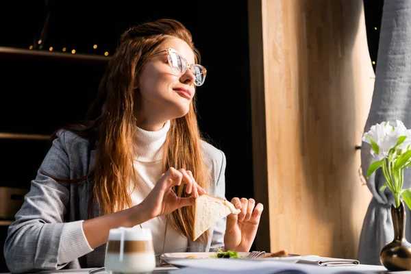 Atractiva Mujer Ensueño Desayunando Con Café Cafetería — Foto de Stock